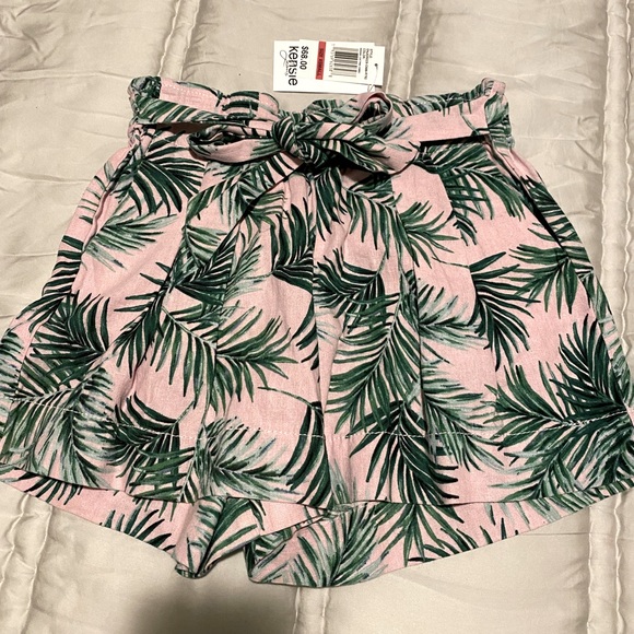 Kensie Pants - 🆕 KENSIE Tropical Paperbag Shorts